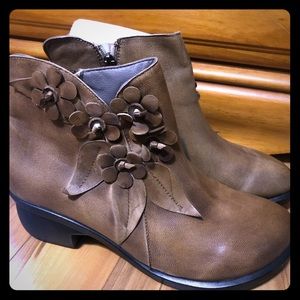 European SOCOFY leather boots. New Sz 12 / 42